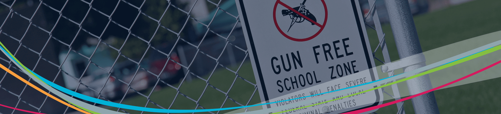 Våpenfri soneskilt på gjerde Skolevoldsforebyggende overskrift